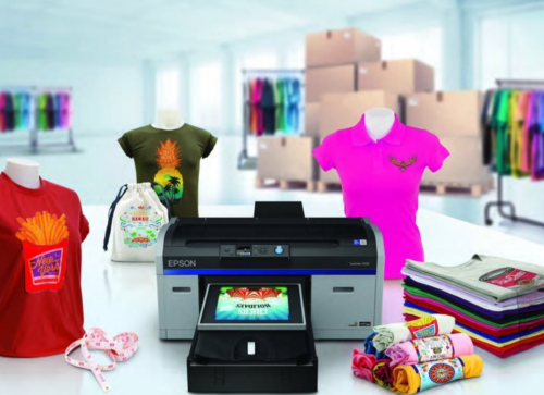 Φυσικά! Ας δούμε τις επιλογές εκτύπωσης που είναι καλύτερες για την προσαρμογή μπλουζών: Μεταξοτυπία: Αυτή η μέθοδος είναι ιδανική για μεγάλες παραγγελίες και σχέδια με έντονα χρώματα. Προσφέρει ζωντανά χρώματα και ανθεκτικότητα, αλλά μπορεί να μην είναι κατάλληλη για πολύπλοκα σχέδια ή μικρές παραγγελίες. Άμεση εκτύπωση στο ρούχο (DTG): Ιδανική για μικρές παραγγελίες και περίπλοκα σχέδια, η DTG εκτύπωση επιτρέπει ποιοτικές, πλήρους χρώματος εκτυπώσεις απευθείας στο ύφασμα. Είναι ευέλικτη και λειτουργεί καλά με διάφορους τύπους υφασμάτων. Θερμομεταφορά εκτύπωσης: Αυτή η τεχνική είναι κατάλληλη για μικρές ποσότητες και επιτρέπει λεπτομερή σχέδια. Περιλαμβάνει τη μεταφορά σχεδίων στο ύφασμα χρησιμοποιώντας θερμότητα και πίεση, καθιστώντας την ευέλικτη για διάφορα υλικά. Εκτύπωση εξάχνωσης: Κατάλληλη για πολυεστέρα, αυτή η μέθοδος παράγει ανθεκτικές και ζωντανές εκτυπώσεις. Χρησιμοποιείται συχνά για αθλητικά ρούχα και διαφημιστικά είδη, αλλά μπορεί να μην είναι κατάλληλη για βαμβακερά υφάσματα. Κοπή βινυλίου: Ιδανική για προσαρμοσμένα γράμματα και απλά γραφικά, αυτή η μέθοδος χρησιμοποιεί έναν κόπτη βινυλίου για τη δημιουργία σχεδίων που στη συνέχεια πιέζονται με θερμότητα στο ύφασμα. Είναι τέλεια για εξατομικευμένα μπλουζάκια με κείμενο ή απλά λογότυπα. Κάθε μέθοδος έχει τα πλεονεκτήματά της, οπότε λάβε υπόψη τις συγκεκριμένες ανάγκες και προτιμήσεις σου κατά την επιλογή της καλύτερης επιλογής για τα προσαρμοσμένα μπλουζάκια σου. Εάν χρειάζεσαι περισσότερες λεπτομέρειες ή έχεις συγκεκριμένες απαιτήσεις, μοιράσου τις μαζί μου!
