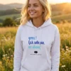 ξανθια κοοπελα σε λιβαδι φορωντας hoodie με σταμπα "φτου ξελευθερία"