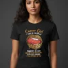 Γυναίκα που φοράει μαύρο t-shirt Cancer Girl με leopard lips στάμπα και σύμβολο ζωδίου."