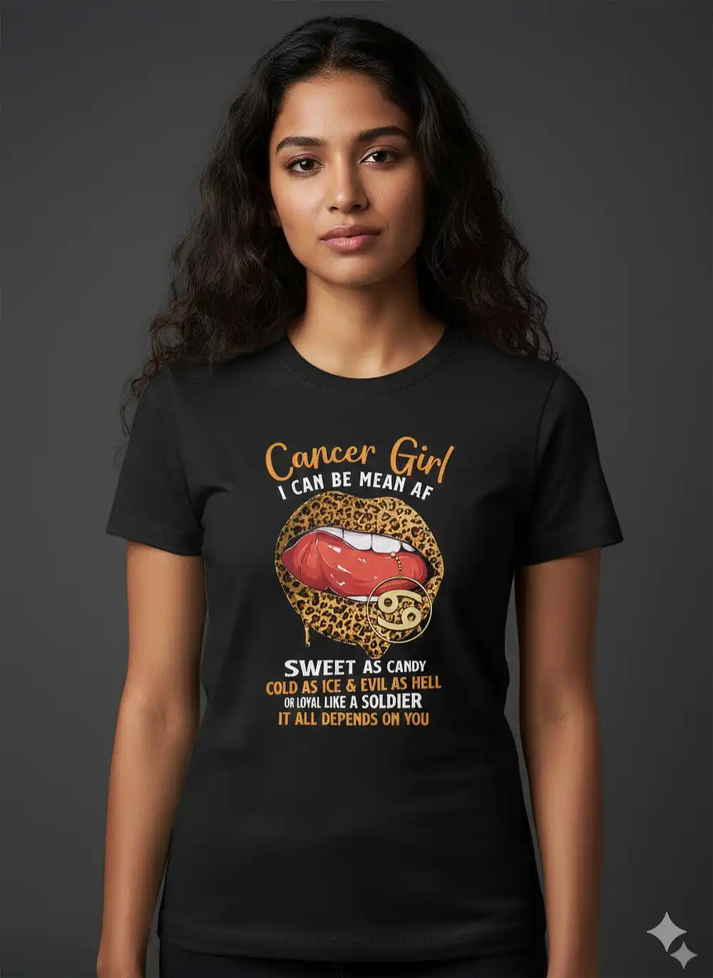 Γυναίκα που φοράει μαύρο t-shirt Cancer Girl με leopard lips στάμπα και σύμβολο ζωδίου."